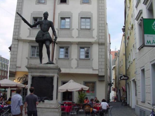 statue-alley.jpg